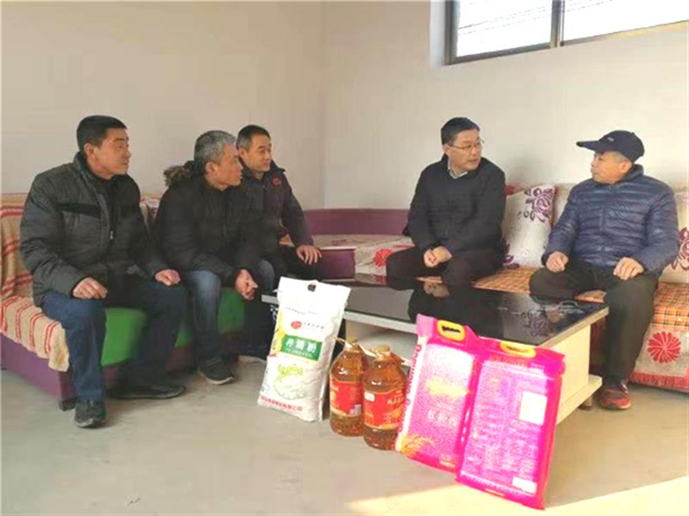 Beat365唯一官方网站节前走访慰问第一书记任职村困难群体