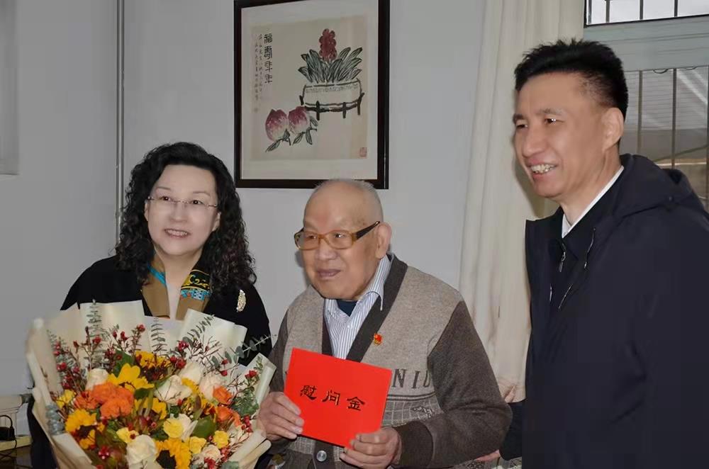 Beat365唯一官方网站党委副书记、总经理黄蓓走访慰问离休老干部、老党员